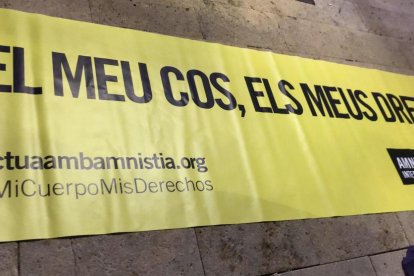 Unes 500 persones s'han donat concentrat aquesta tarda a la plaça de la Font de Tarragona per denunciar la violència masclista.