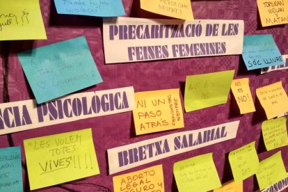 Unes 500 persones s'han donat concentrat aquesta tarda a la plaça de la Font de Tarragona per denunciar la violència masclista.