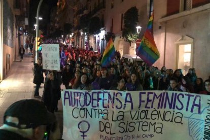 Unes 500 persones s'han donat concentrat aquesta tarda a la plaça de la Font de Tarragona per denunciar la violència masclista.