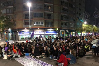 Unes 500 persones s'han donat concentrat aquesta tarda a la plaça de la Font de Tarragona per denunciar la violència masclista.