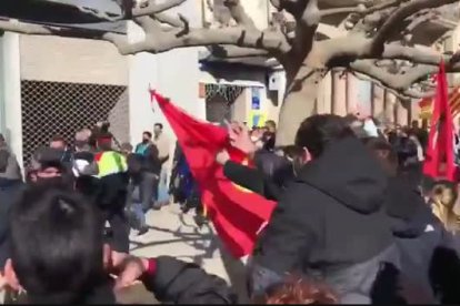 Manifestantes silbando a la comitiva de Vox.