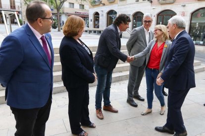 La consellera ha saludat als veïns de la població