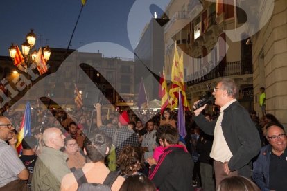 Concentració por la democracia delante del Ayuntamiento de Reus.