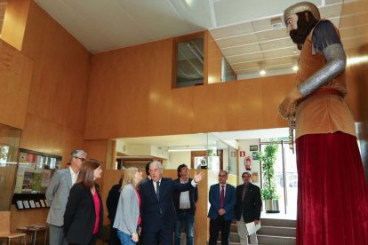 La consellera ha saludat als veïns de la població