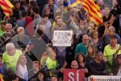 Concentració por la democracia delante del Ayuntamiento de Reus.