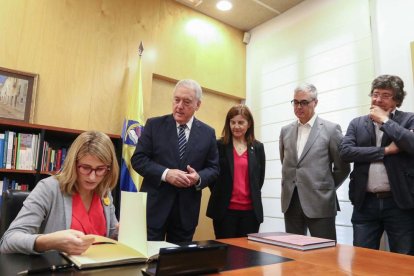 La consellera ha saludat als veïns de la població