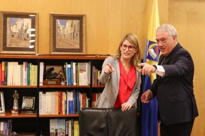 La consellera ha saludat als veïns de la població