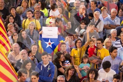 Concentració por la democracia delante del Ayuntamiento de Reus.