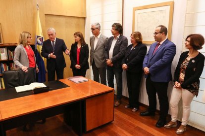 La consellera ha saludat als veïns de la població