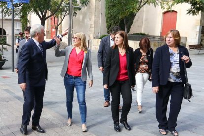 La consellera ha saludat als veïns de la població