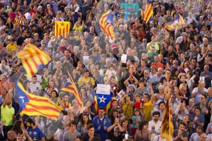 Concentració por la democracia delante del Ayuntamiento de Reus.