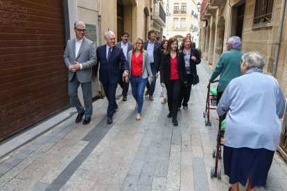 La consellera ha saludat als veïns de la població