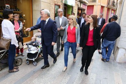 La consellera ha saludat als veïns de la població