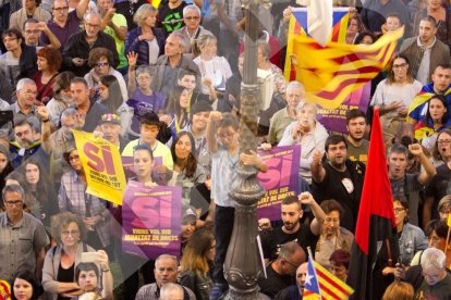 Concentració por la democracia delante del Ayuntamiento de Reus.