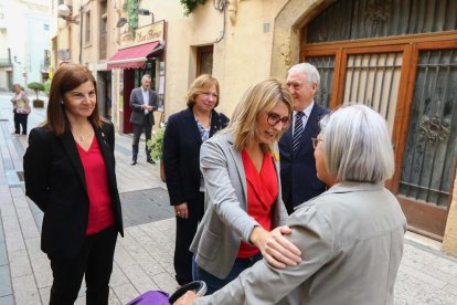 La consellera ha saludat als veïns de la població
