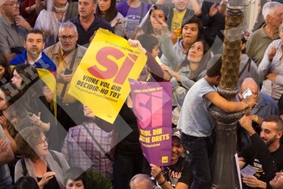 Concentració por la democracia delante del Ayuntamiento de Reus.