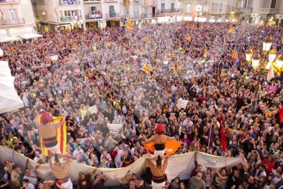Concentració por la democracia delante del Ayuntamiento de Reus.