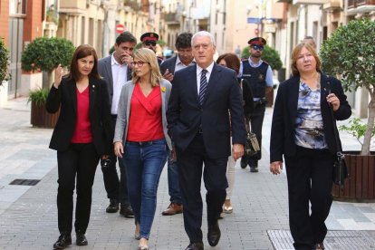 La consellera ha saludat als veïns de la població