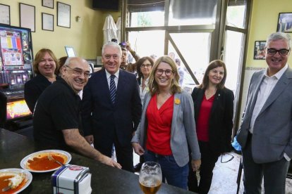 La consellera ha saludat als veïns de la població