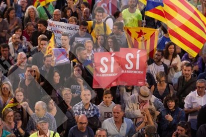 Concentració por la democracia delante del Ayuntamiento de Reus.