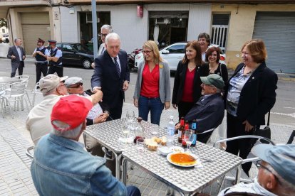 La consellera ha saludat als veïns de la població