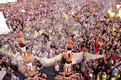 Concentració por la democracia delante del Ayuntamiento de Reus.