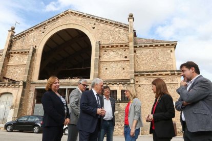 La consellera ha saludat als veïns de la població
