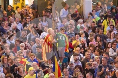 Concentració por la democracia delante del Ayuntamiento de Reus.