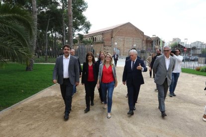 La consellera ha saludat als veïns de la població