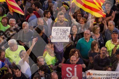 Concentració por la democracia delante del Ayuntamiento de Reus.