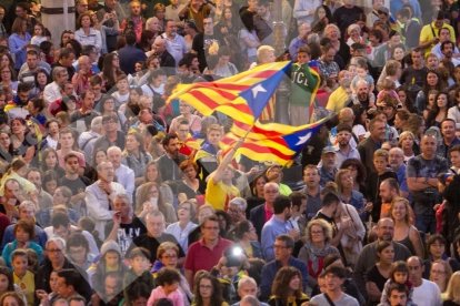 Concentració por la democracia delante del Ayuntamiento de Reus.