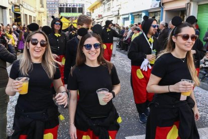 Recull fotogràfic de la desfilada que ha tingut lloc el matí de diumenge