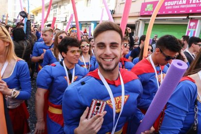 Recull fotogràfic de la desfilada que ha tingut lloc el matí de diumenge