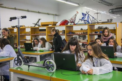 La universitat promociona els estudis d'enginyeria entre les estudiants d'ESO