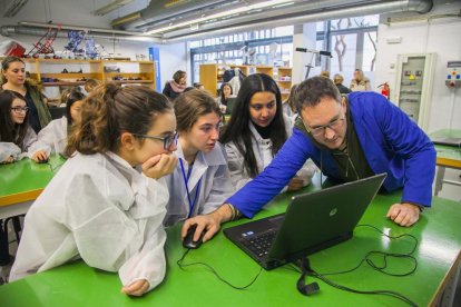 La universitat promociona els estudis d'enginyeria entre les estudiants d'ESO