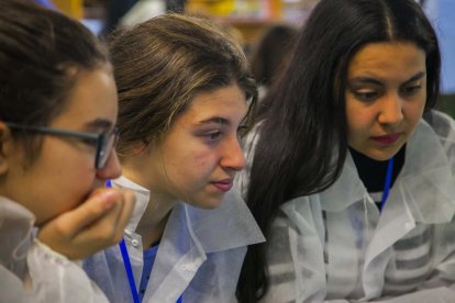 La universitat promociona els estudis d'enginyeria entre les estudiants d'ESO