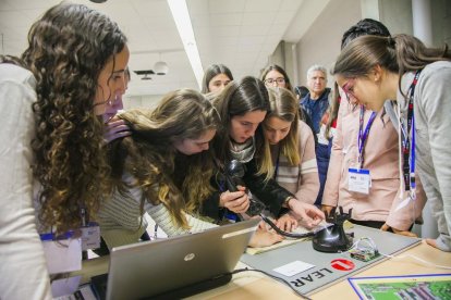 La universitat promociona els estudis d'enginyeria entre les estudiants d'ESO