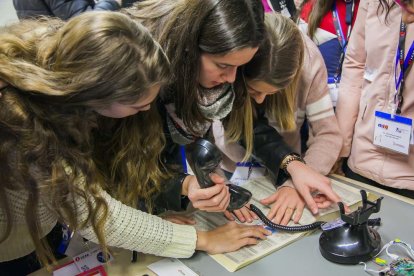 La universitat promociona els estudis d'enginyeria entre les estudiants d'ESO
