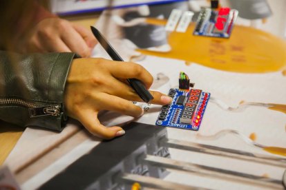 La universitat promociona els estudis d'enginyeria entre les estudiants d'ESO