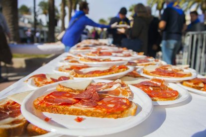Els salouencs han gaudit del tradicional esmorzar popular