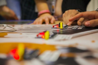 La universitat promociona els estudis d'enginyeria entre les estudiants d'ESO