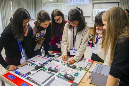 La universitat promociona els estudis d'enginyeria entre les estudiants d'ESO