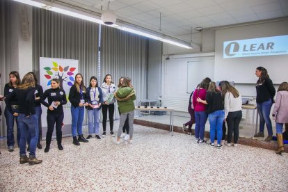 La universitat promociona els estudis d'enginyeria entre les estudiants d'ESO