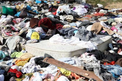 Miles de prendas de ropa y zapatos se apilan en un vertedero en el camino del Llorito