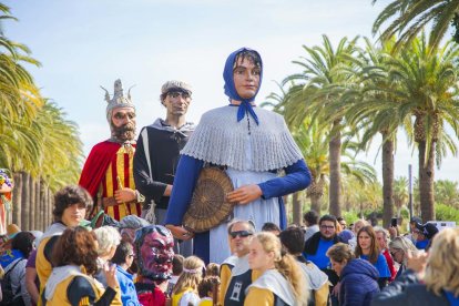 Els elements del seguici festiu han omplert els carrers del municipi de color, música i festa