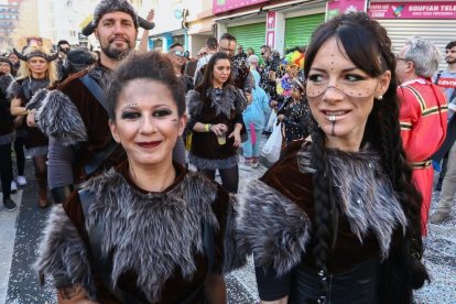 Recull fotogràfic de la desfilada que ha tingut lloc el matí de diumenge