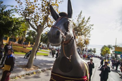Els elements del seguici festiu han omplert els carrers del municipi de color, música i festa