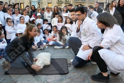 Flashmob al Mercadal de Reus per explicar com fer una reanimació cardiopulmonar