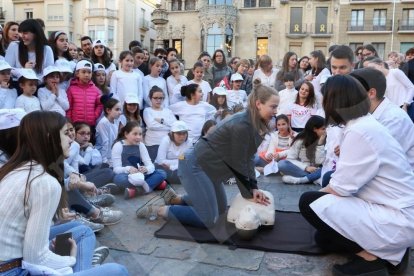 Flashmob al Mercadal de Reus per explicar com fer una reanimació cardiopulmonar