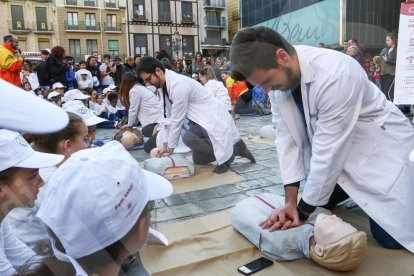 Flashmob al Mercadal de Reus per explicar com fer una reanimació cardiopulmonar